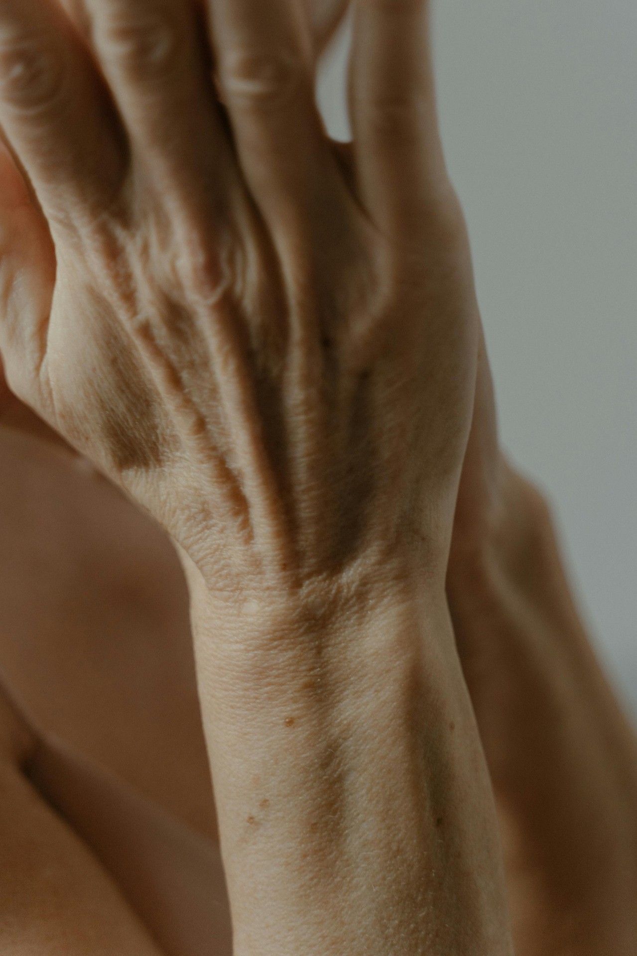 Gros plan de mains âgées — le bouillon d'os soutient la santé des articulations, le cartilage et le collagène pour soulager la douleur